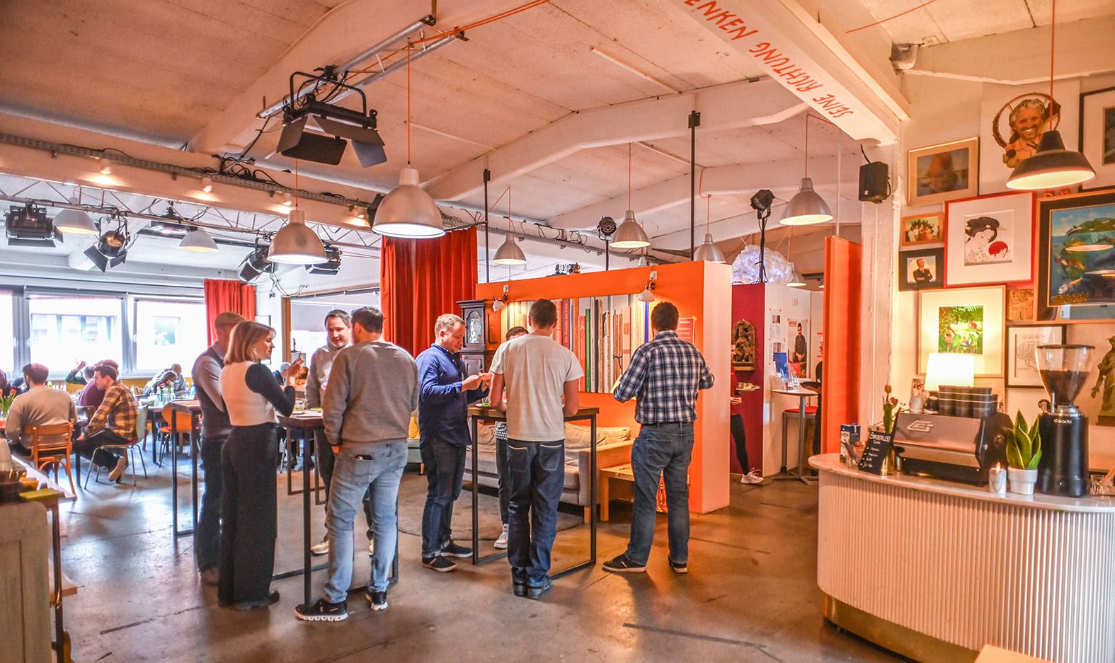 Stehtische im „Foyer“