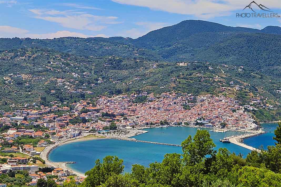 Blick auf die Bucht von Skopelos mit der Chora und den bewaldeten Hügeln