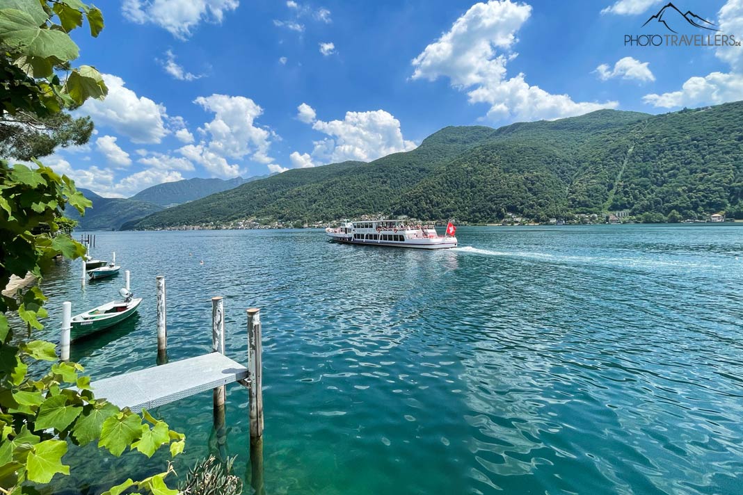 Ein Ausflugsdampfer auf dem Luganersee