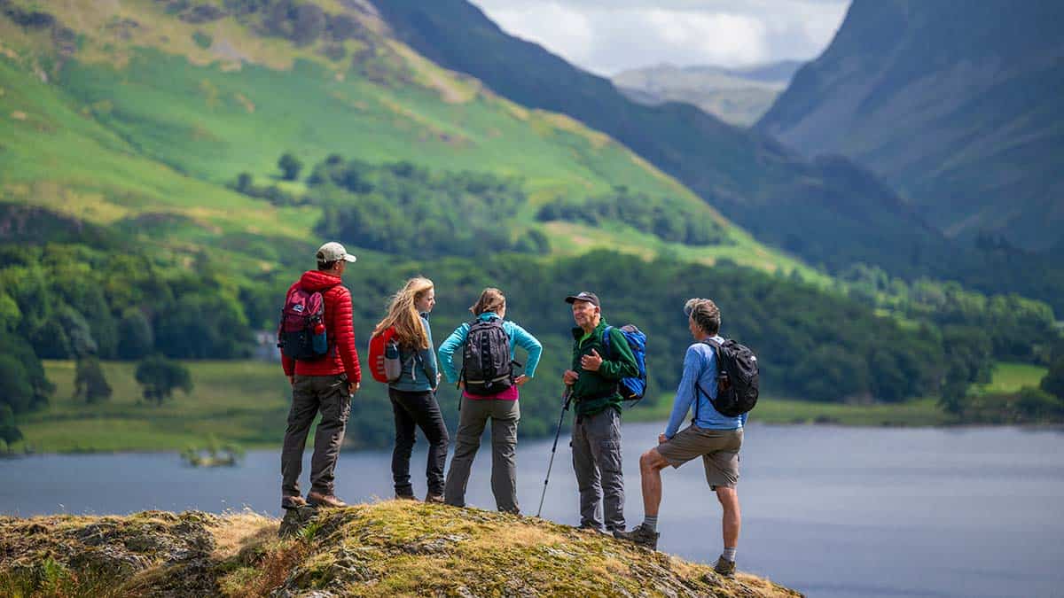 Das Bild zeigt Wanderer im Lake District in Großbritannien