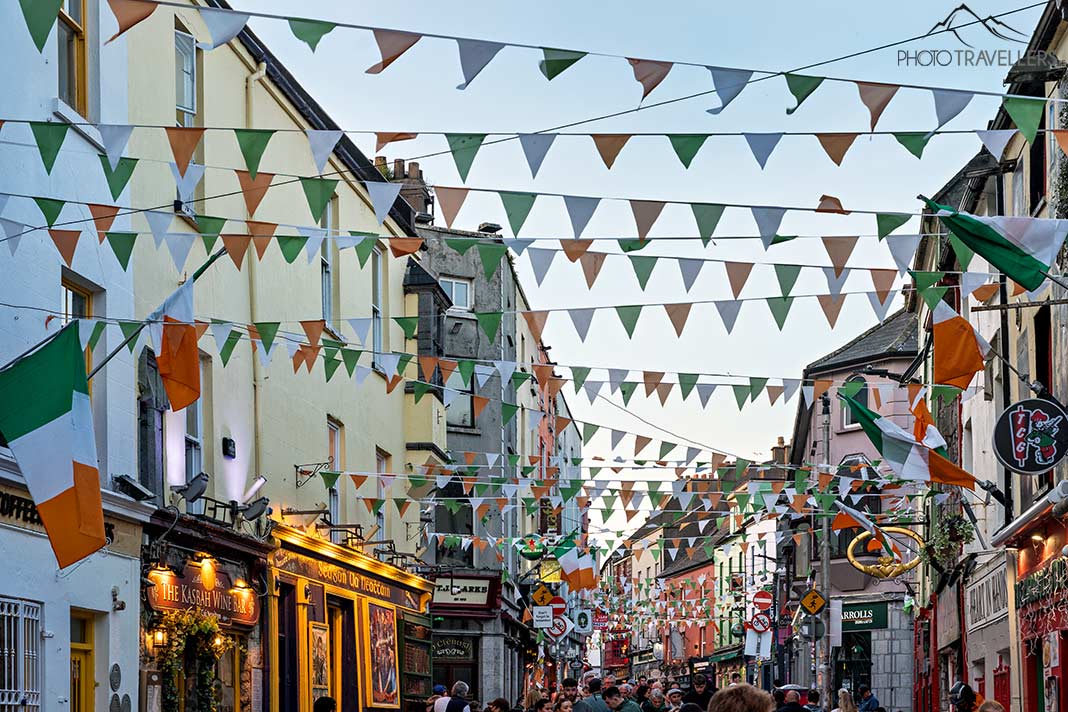 Reges Treiben in der Quay Street in Galway, Irland