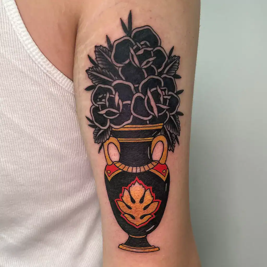 traditional tattoo Vase mit Blume