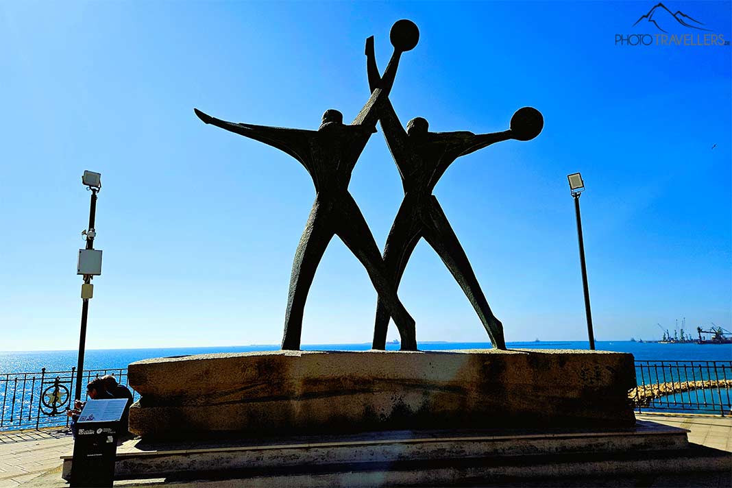 Die Skulptur zweier Sportler am Lungomare weist auf die hier stattfindenden Mittelmeerspiele 2026 hin