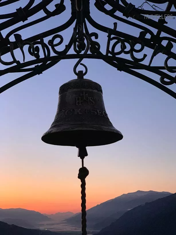 Die Glocke am Danielsberg zum Sonnenaufgang