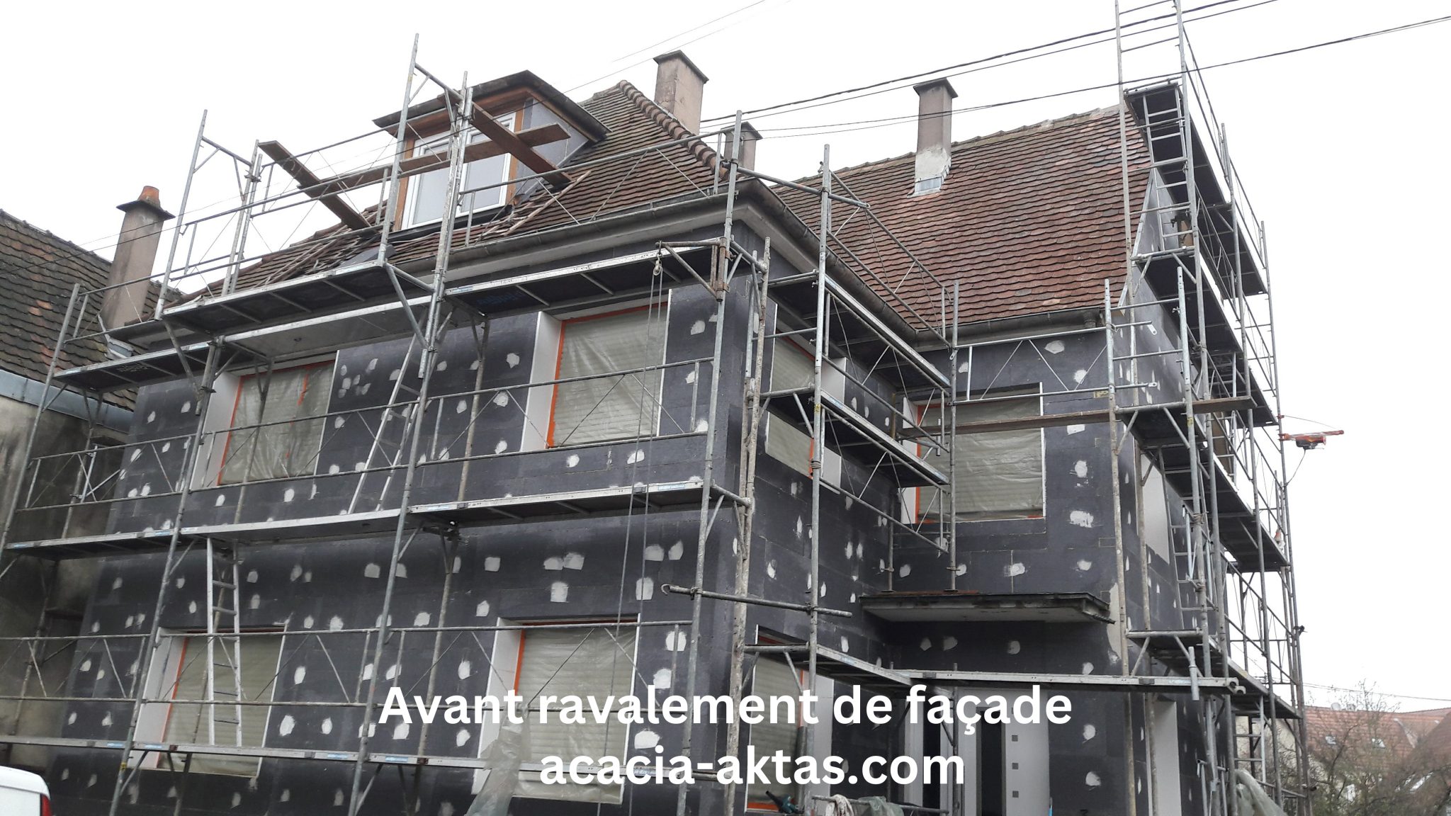 Avant / aprés RAVALEMENT DE FAÇADE À STRASBOURG Avant ravalement de façade, isolation extérieure polystyrene, crépi