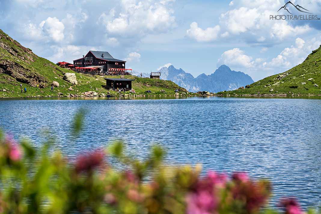 Das Wildseeloderhaus mit dem See im Vordergrund und den Bergen im Hintergrund