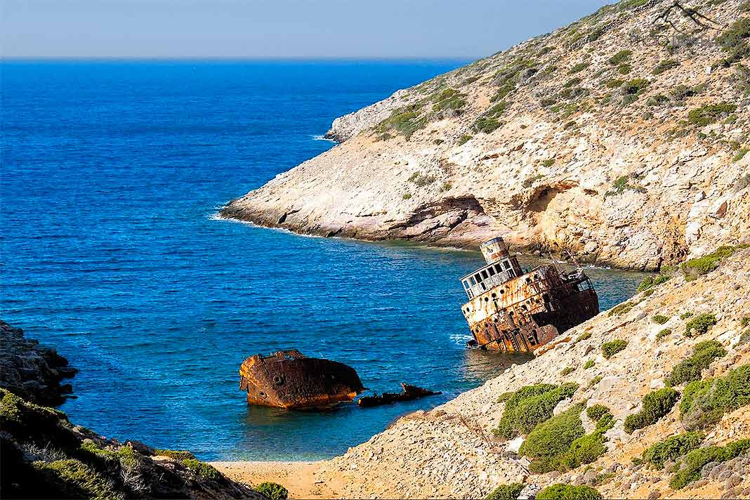 Das rostige Schiffwrack der Olympia ist direkt an einer Bucht auf Grund gelaufen