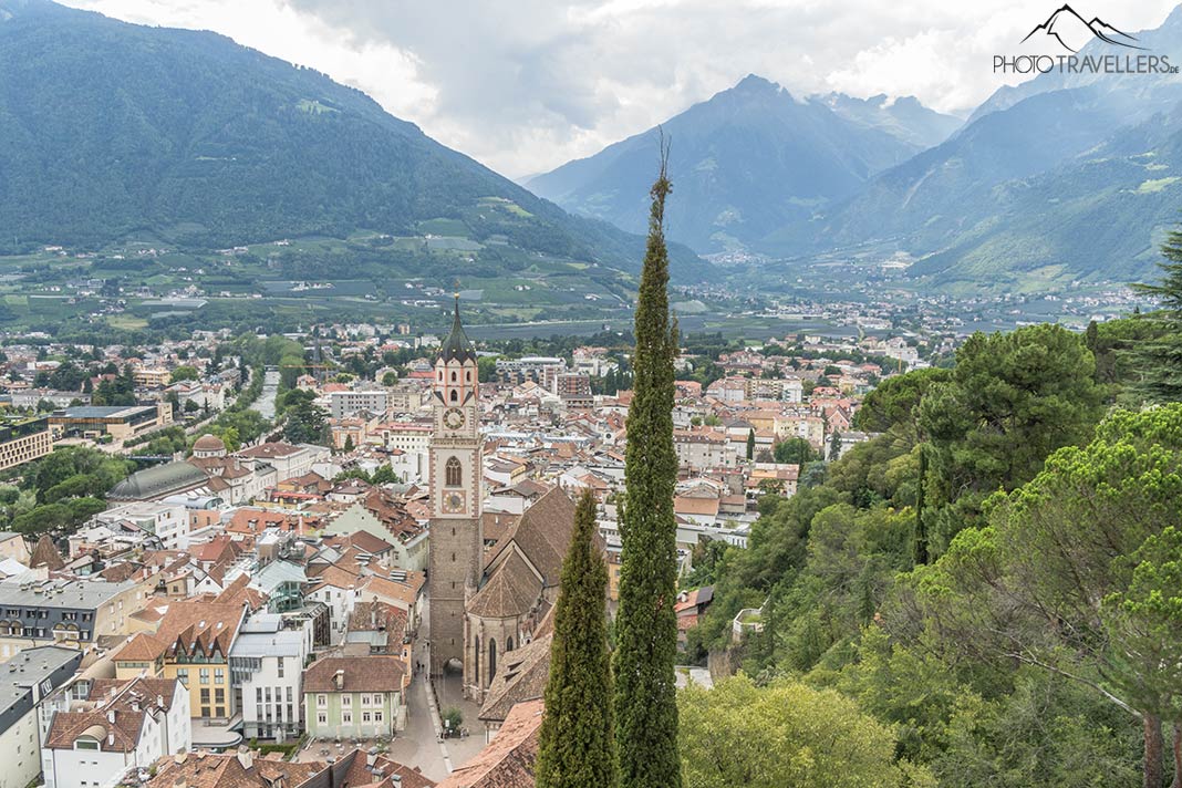 Der Blick von oben über Meran mit den Bergen im Hintergrund
