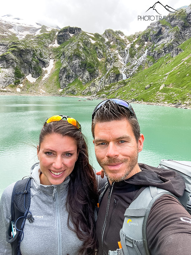 Biggi und Flo mit ihrer Wanderausrüstung in den Alpen