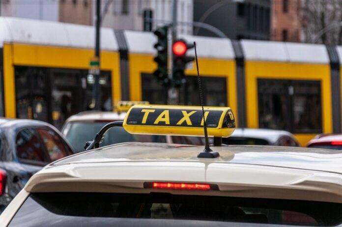 https://www.taxiskorpion.pl/wp-content/uploads/2024/04/taxi-7856666_1280-696x462.jpg