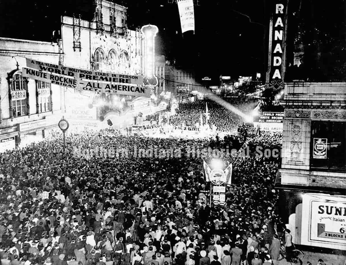Rockne Premiere (1) Crowd gathered outside the Paramount Theatre for a Hollywood star premiere event at night.