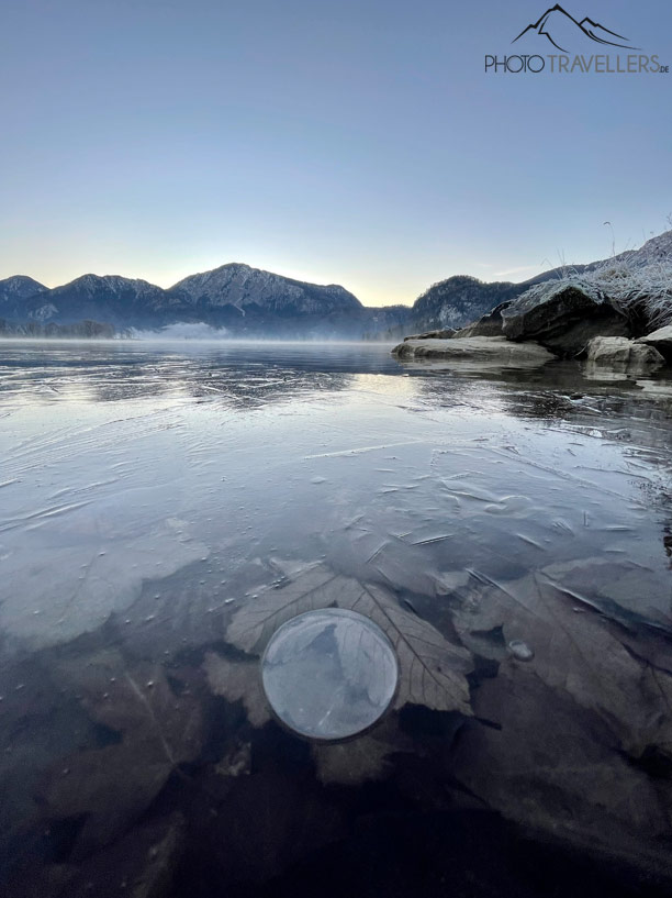 Eine Luftblase unter dem Eis am Kochelsee