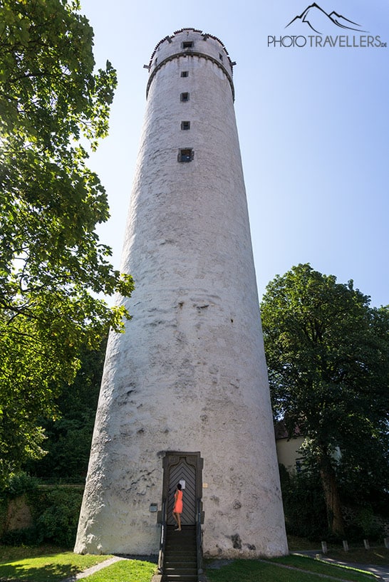 Biggi steht am Eingang zum Mehlsack, einem großen Turm in Ravensburg