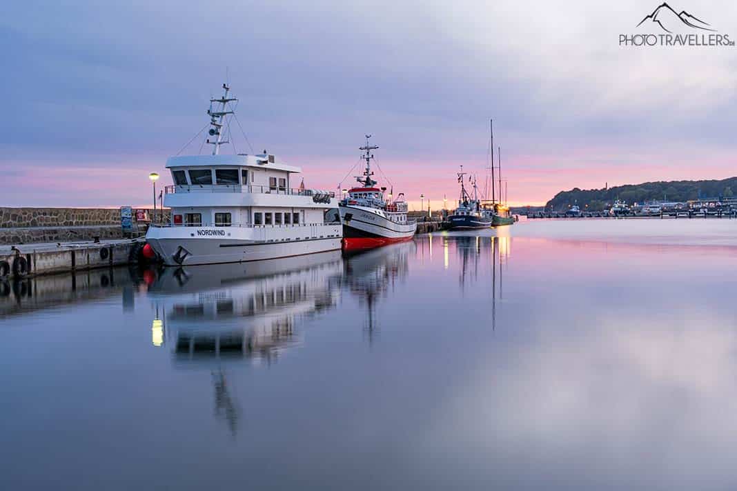 Boote im Abendlicht im Hafen von Sassnitz auf Rügen