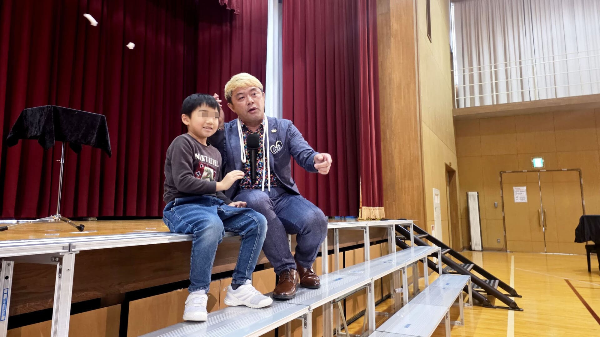 学習発表会で講演会!?「おしゃべり×マジック」で伝える教育講演会が選ばれる理由【立山北部小学校】 4 教育講演会のマジック実演中に起きた不思議な現象に驚く児童とコンプレッサー