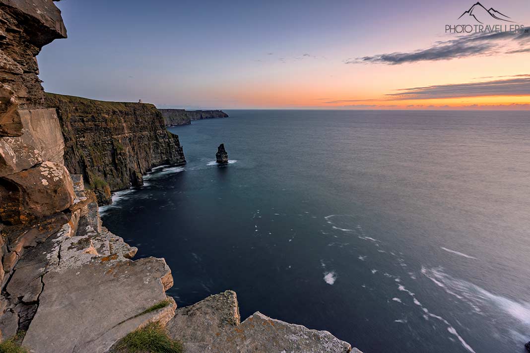 Der Blick von den Klippen von den Cliffs of Moher aufs Meer am Abend