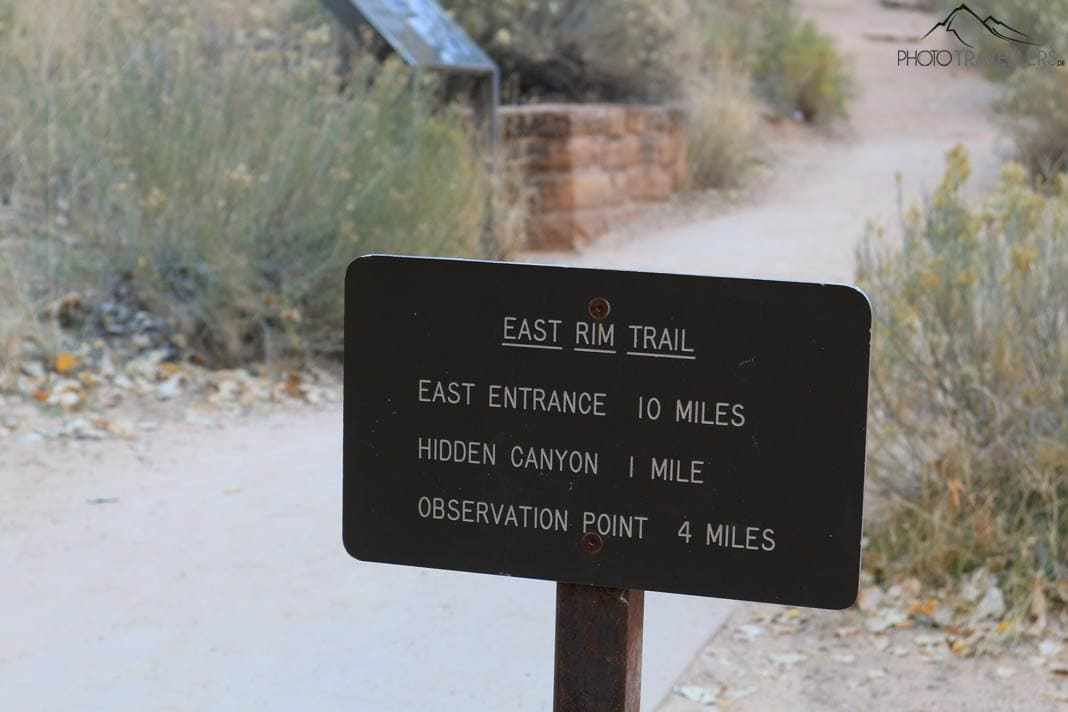 Ein Wegweiser für den East Rim Trail zum Observation Point