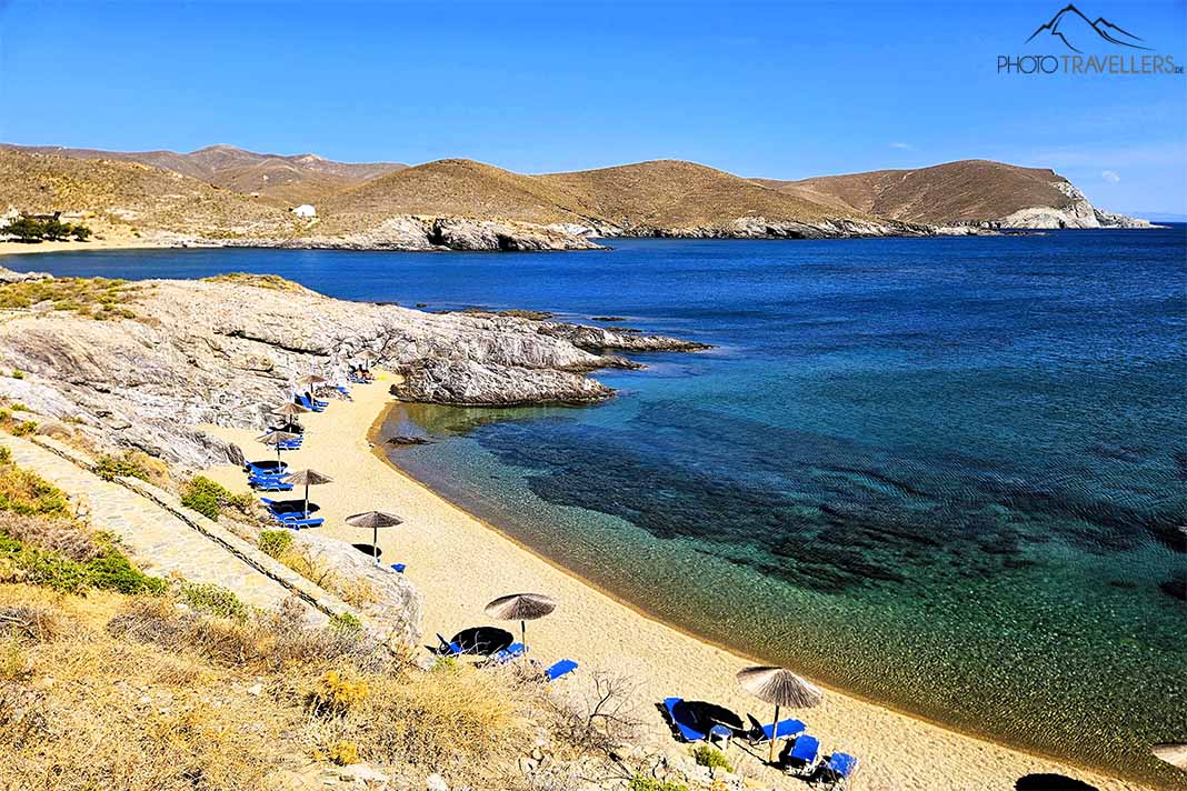 Kleine Bucht mit blauen Liegen am Sandstrand Agia Kyriaki