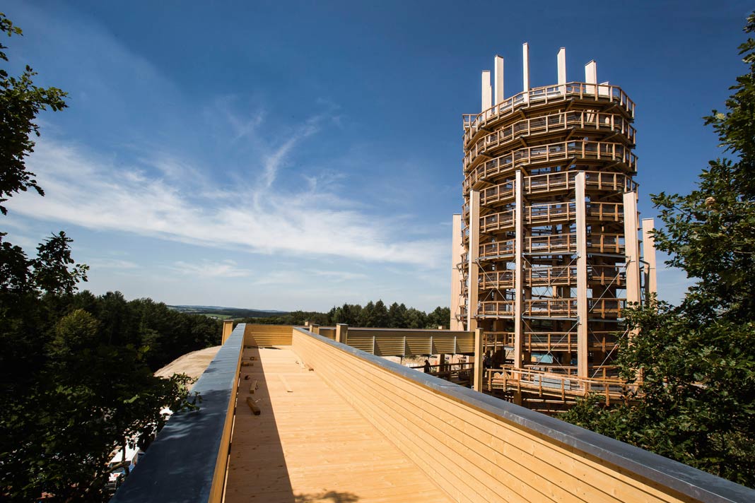 Der hölzerne Turm des Panarbora Baumwipfelpfads