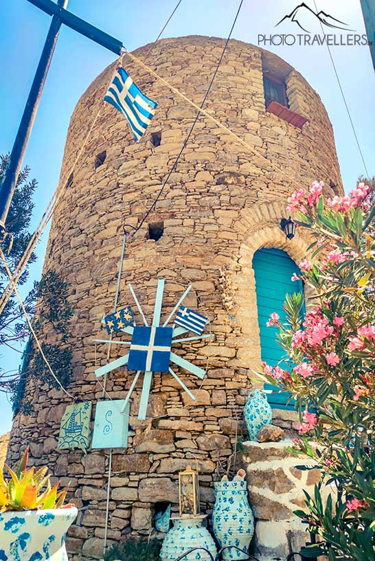 Bunte Pflanzen dienen als Dekoration für eine restaurierte in Chorio