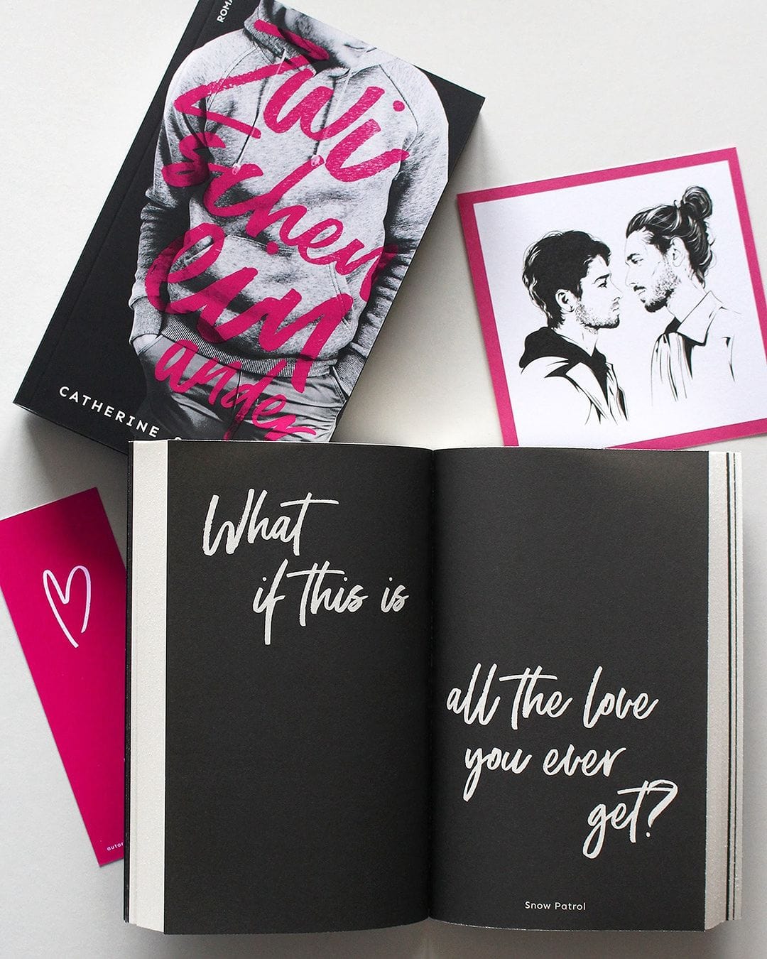 Zwischeneinander mit einem aufgeschlagenem Buch daneben, das ein Zitat zeigt. Daneben ein Lesezeichen und eine Illustration der Protagonisten.