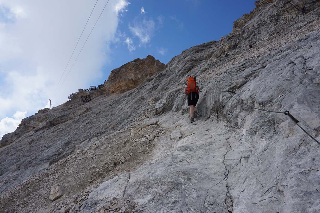 Reisebloggerin Biggi Bauer auf dem versicherten Steig zur Zugspitze
