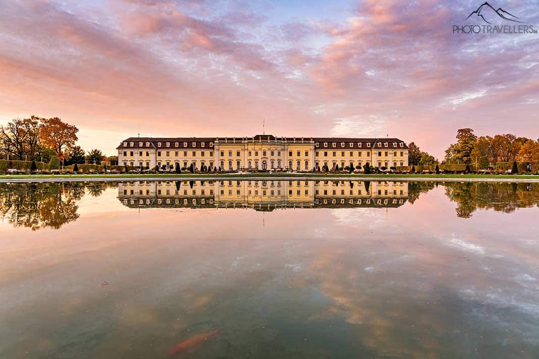 Blick auf Schloss Ludwigsburg, das sich im Schlosspark im See spiegelt