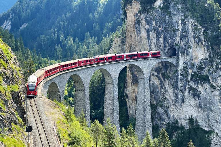 startseite-schweiz-bahnstrecken Zug auf dem Landwasserviadukt, Schweiz