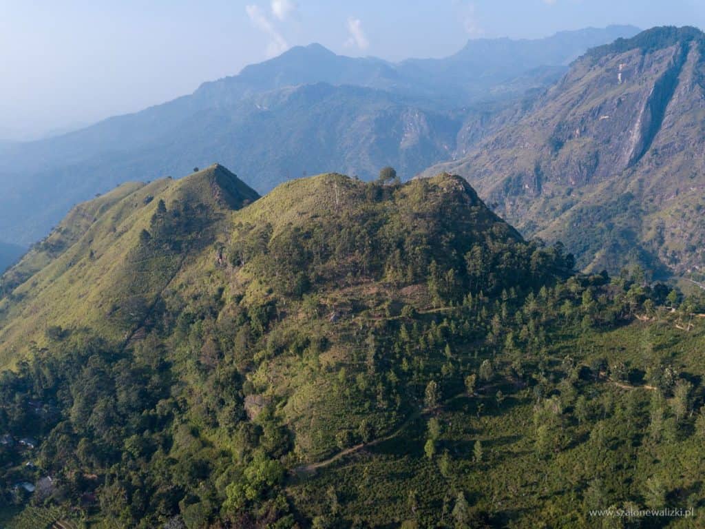 little adams peak - widok na górę z drona o wschodzie słońca