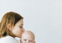Perna alăptare – creată pentru mame grijulii și bebeluși fericiți perna alaptare mama bebelus