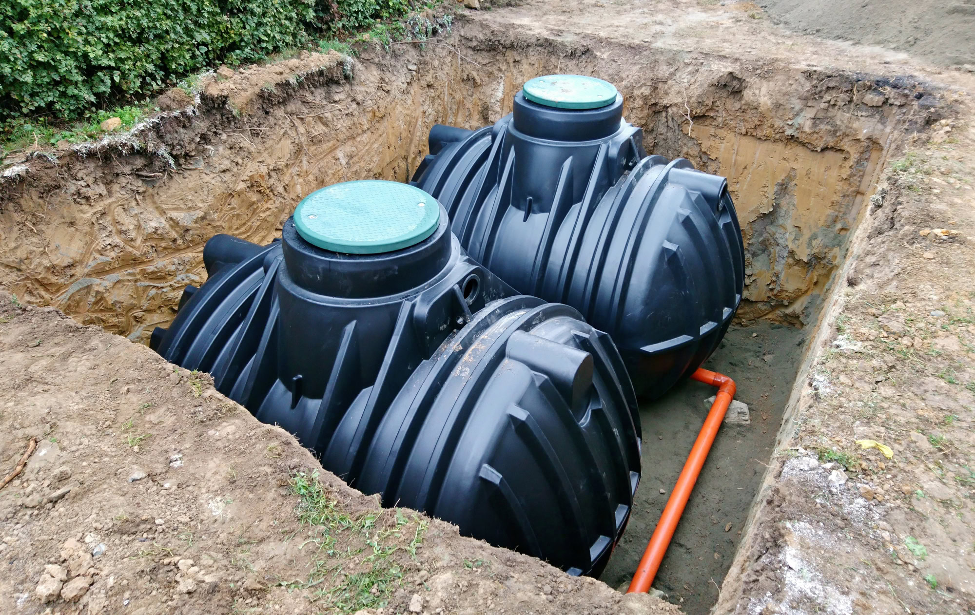 zwei Regenwasserzisternen in der Baugrube