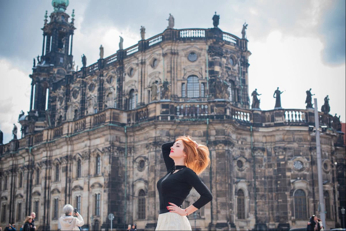 how to pose in front of monuments