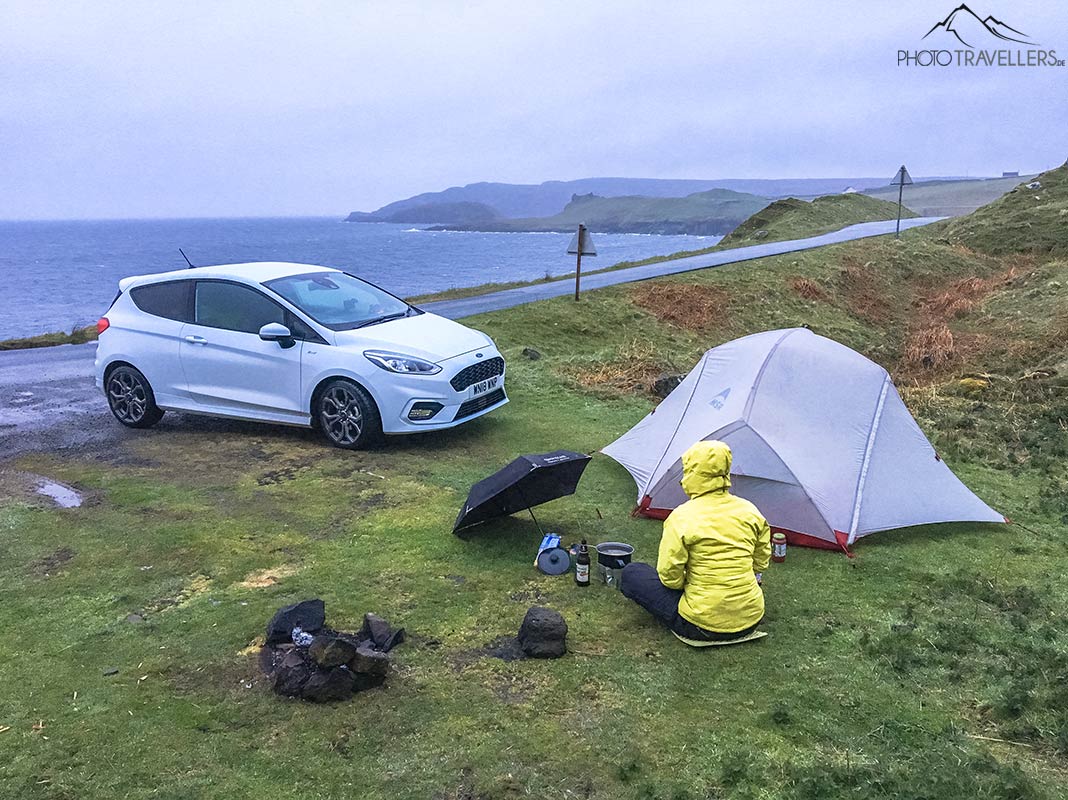 Reisebloggerin Biggi Bauer kocht im Regen in Schottland vor dem MSR Hubba Hubba NX 2