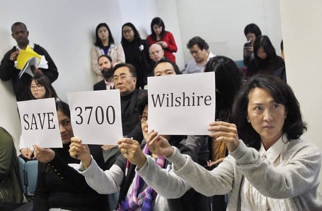 Jamison Services, the biggest real estate firm owned by a Korean-American, is drawing heavy criticism from Koreatown residents after proposing to build a skyscraper as a replacement of the neighborhood’s only green land. Local residents who attended the public hearing is holding up signs to voice their opposition to the project on Dec. 7. Sang Jin Kim