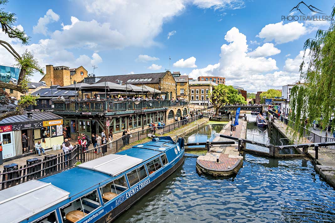 Boote im Regent's Canal in Camden, London