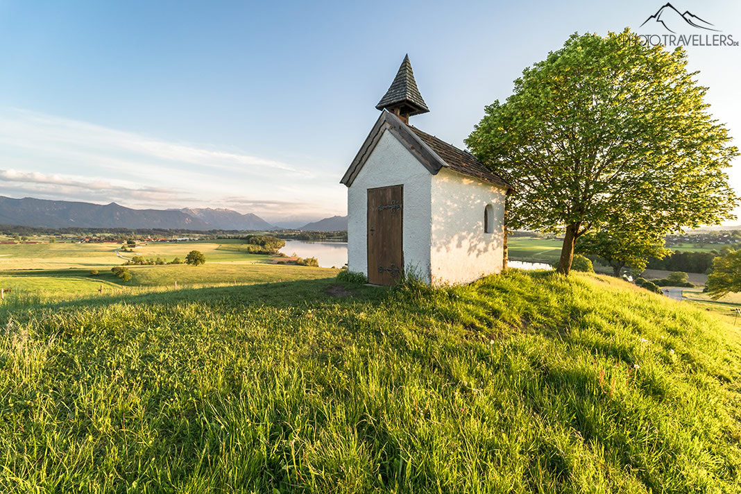 Testfoto mit einer Kapelle im Abendlicht