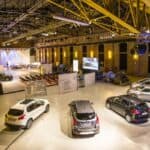 Ein Foto vom inneren der Gebläsehalle. Es sind verschiedene Autos ausgestellt.