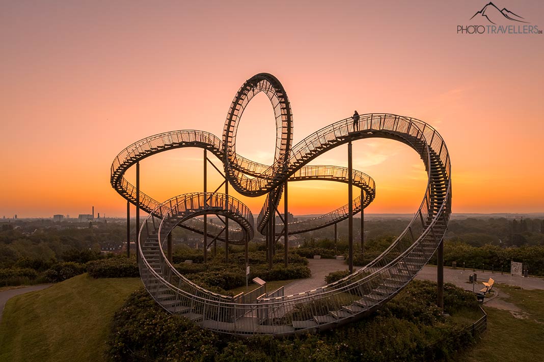 Reisebloggerin Biggi Bauer am Morgen auf der Achterbahn-Skulptur Tiger & Turtle in Duisburg