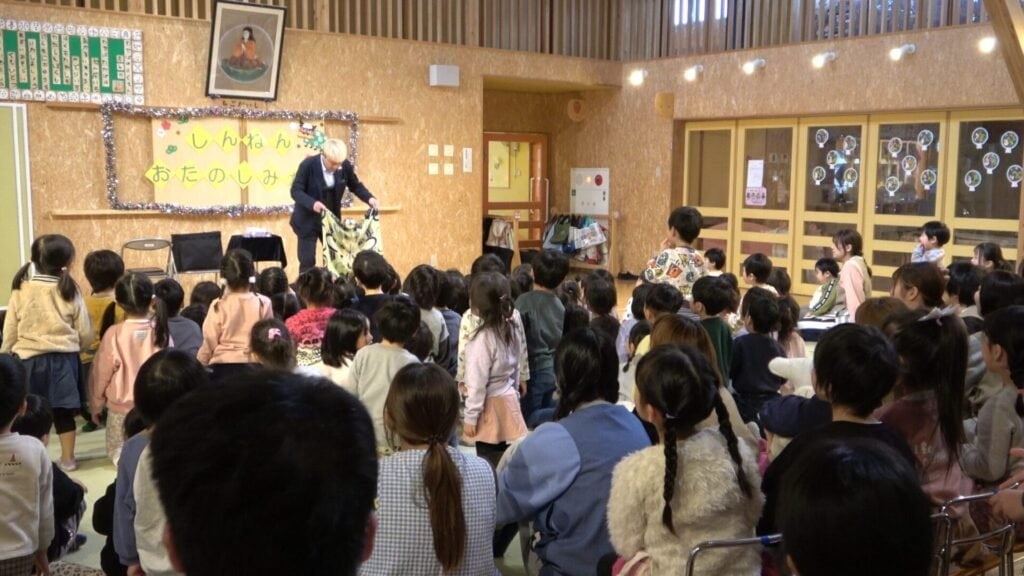 保育園・幼稚園のお楽しみ会にマジシャンを呼ぼう!園長先生のための完全ガイド【2026年版】 2 保育園の新年お楽しみ会で和柄シルクマジックに見入る園児たち