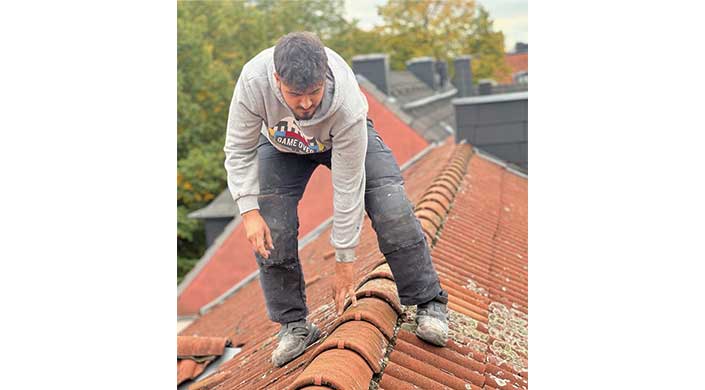 Bild von Dachdeckermeister Emre-Can Serce auf dem Dach
