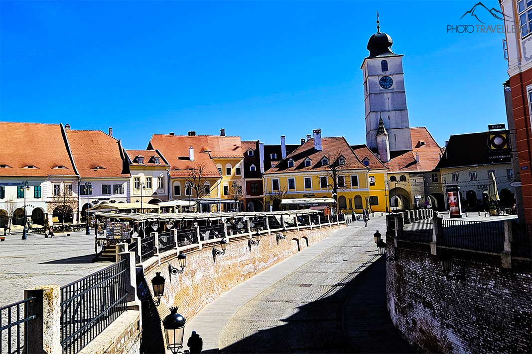 Der Ratsturm überragt die bunten Häsuer am Piața Mica in Sibiu