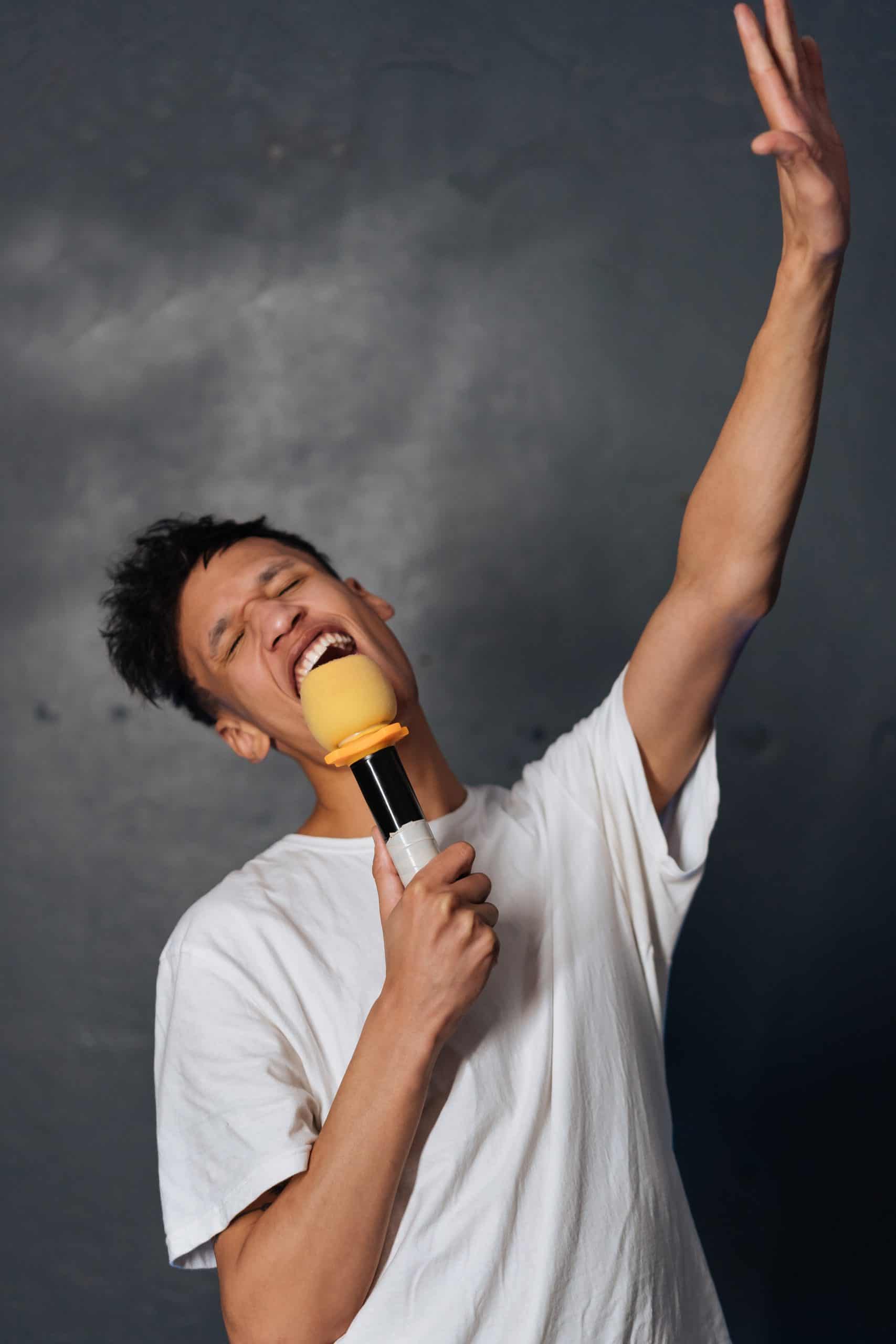 移工活動|臺中市東協好聲音 8/1前開放40組參賽 直播歌手在表演,展現專業和熱情,為觀眾帶來精彩表演,彰顯21世紀全球外勞集團的多元才藝。.