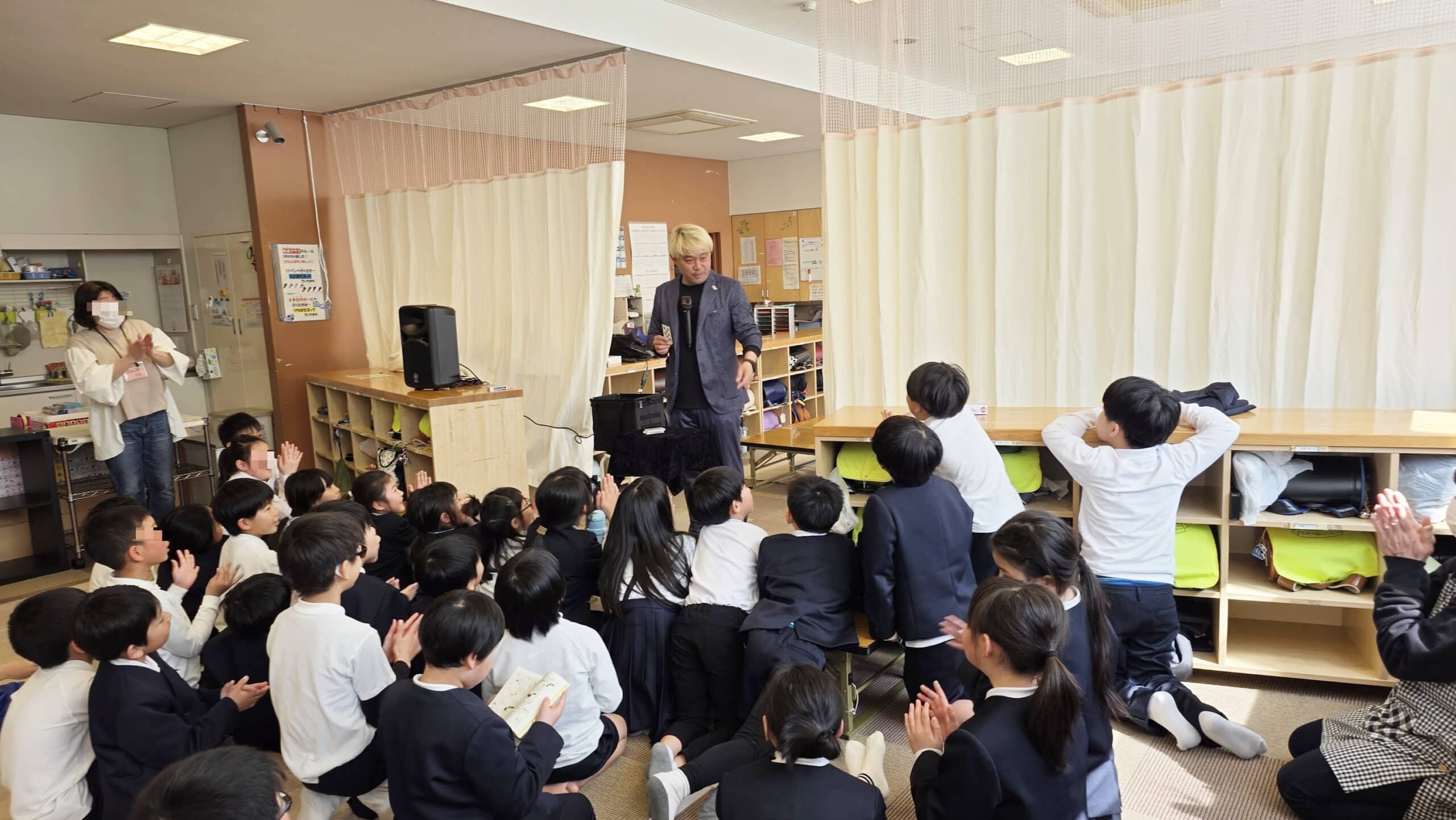 ふるさと高岡市中田の学童保育でマジックショー!娘アシスタントと一緒に届けた30分間 4 学童保育マジックショーのフィナーレで拍手する子どもたち