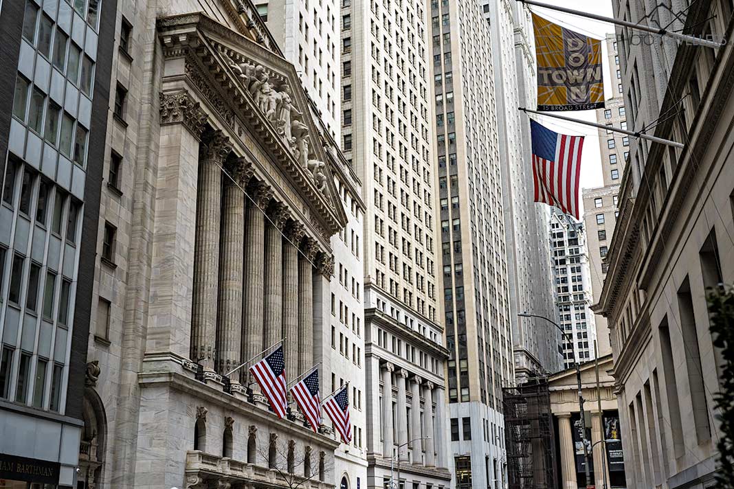 Die Fassade der NYSE zwischen Wolkenkratzern
