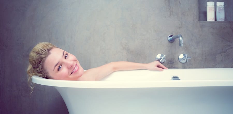 Welche Arten von Badewannen gibt es? Frau in der Badewanne