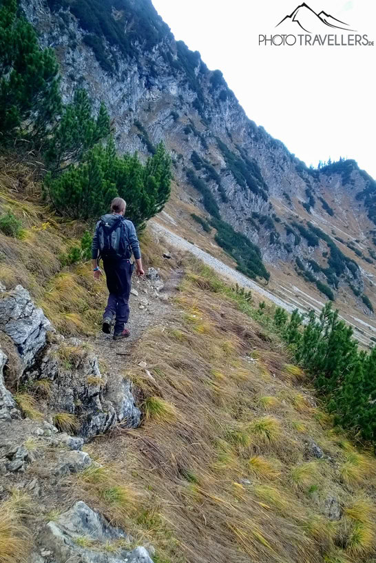 Ein Wanderer auf einem schmalen Bergweg unterhalb vom Kleinen Traithen