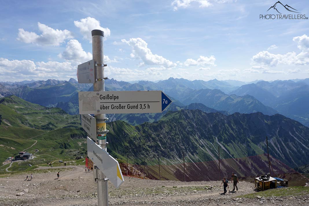 Der Wegweiser zur Gaißalpe, dahinter die Allgäuer Alpen