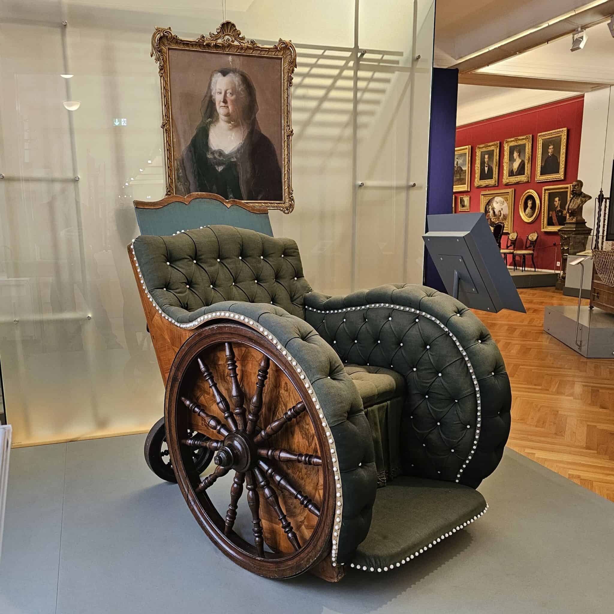 Muzeul mobilei, Viena - scaun cu rotile, cca 1740