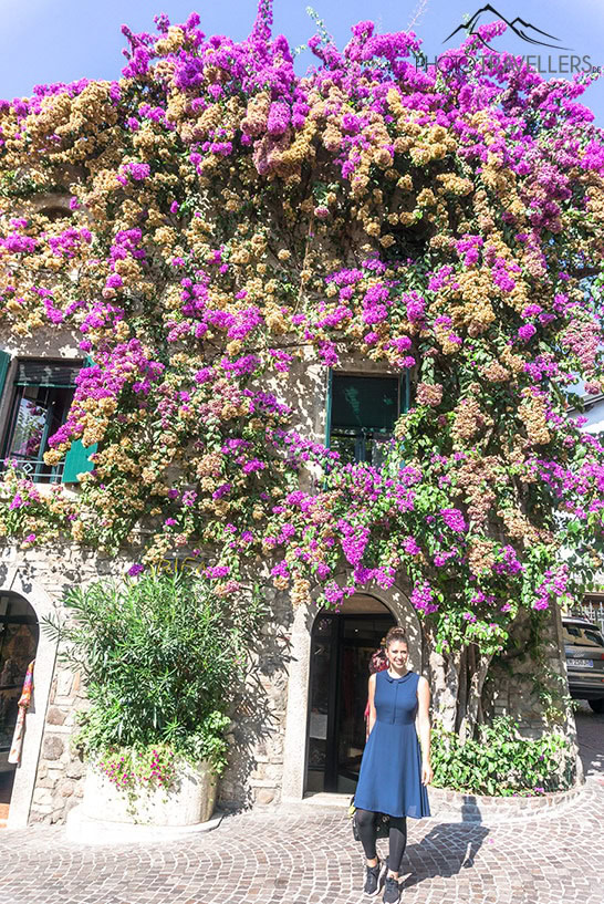 Reisebloggerin Biggi Bauer vor dem bekannten Blumenhaus in Sirmione