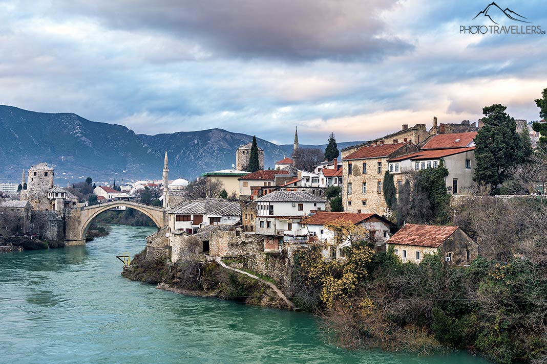 Blick über Mostar mit der Brücke Stari Most